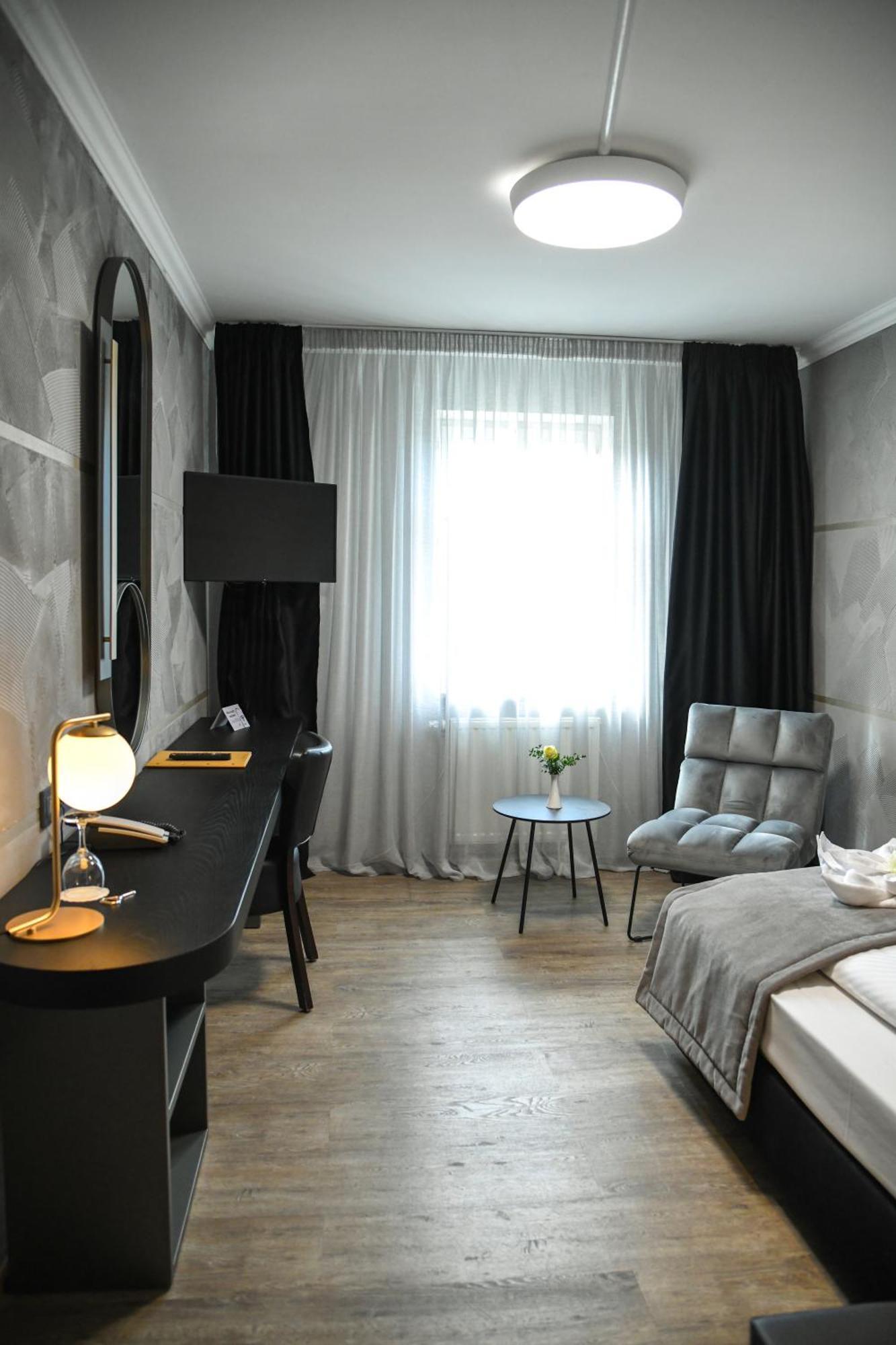 Zum Weissen Ross Hotel 3*